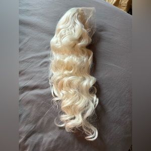 Brand new platinum blonde synthetic wig.26 inches w beautiful wand curl pattern
